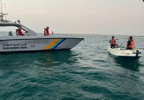 الليث.. إنقاذ مقيمين تعطل قاربهما في عرض البحر