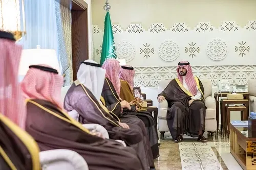 الأمير سعود بن بندر يطلع على برامج جمعية الذوق العام