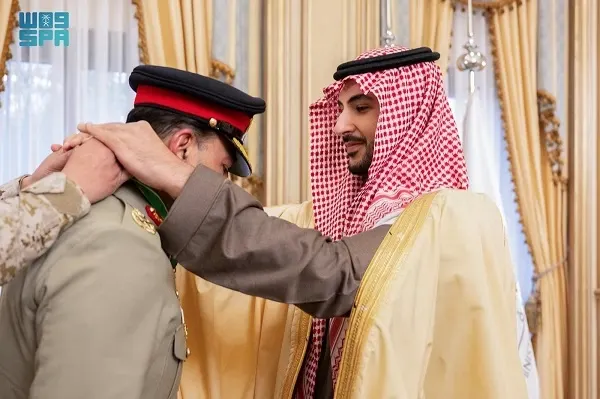وزير الدفاع يقلد قائد الجيش الباكستاني وسام الملك عبدالعزيز