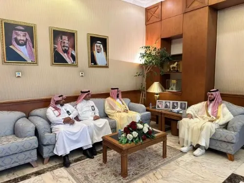 محافظ القطيف يطّلع على تقرير مهرجان روبيان الشرقية 2025