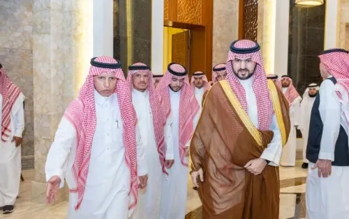 نائب أمير الشرقية يعزي سعد العتيبي في والده