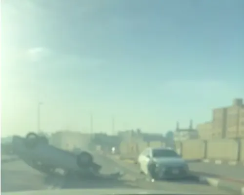 صفوى.. انقلاب سيارة امرأة في شارع الملك خالد