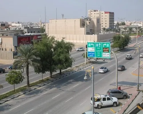 استعدادا للإقبال المتوقع.. أعمال مكثفة حول “المدينة العالمية” بالدمام
