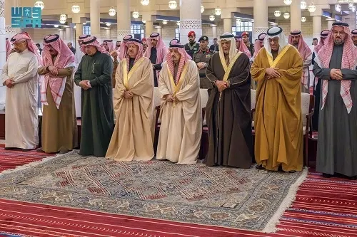أمير الرياض يؤدي صلاة الميت على الأميرة هند بنت سعود
