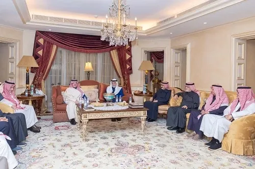 أمير الشرقية يعزي أسرة التركي
