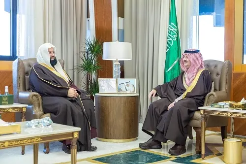 استقبل رئيس هيئة الأمر بالمعروف أمير الشرقية يتسلم الإصدار العلمي “خطر الإرجاف”