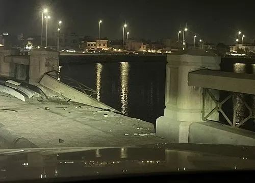 إرباك حركة المرور.. تصادم سيارتين يهشم حاجزاً في جسر تاروت