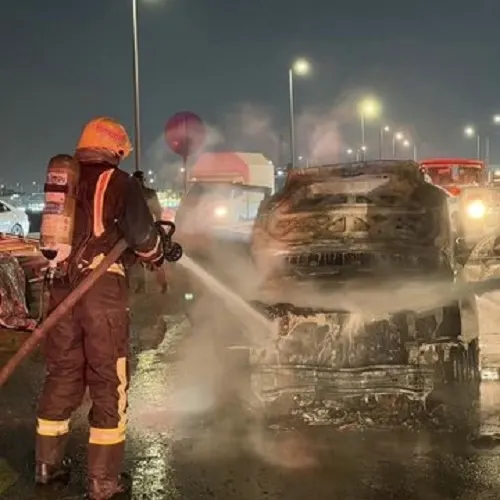 الدفاع المدني أخمد النيران الثقبة.. نجاة سائق من حريق سيارة