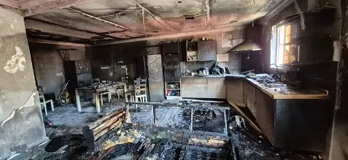 غادروا وسط الدخان.. والخسائر 60 ألفاً سيهات.. الناصر يسرد تفاصيل نجاته وأسرته من حريق “دفّاية”
