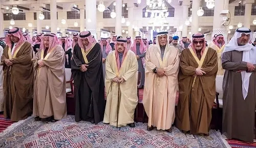 أمير الرياض يؤدي صلاة الميت على الأمير بندر والأميرة موضي