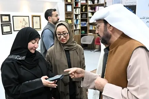 الشاعر الإماراتي كريم معتوق يوقع ديوانه رقم 22 في الدمام