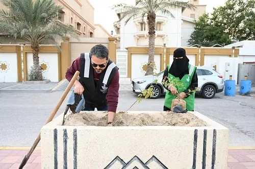 القطيف.. سواعد 33 متطوعاً تحسن مشهد شارع الفتح