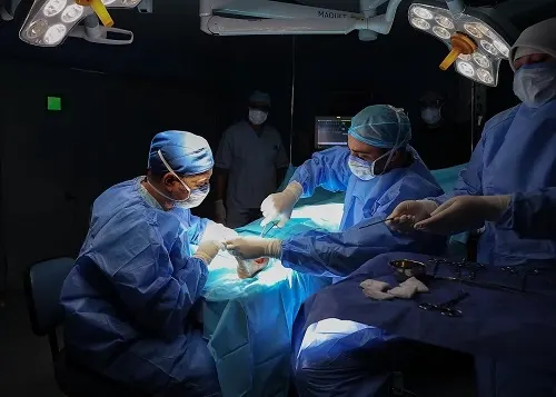 عملية نوعية في مستشفى النعيرية استئصال ورم معقد استوطن كاحل مواطن 7 سنوات