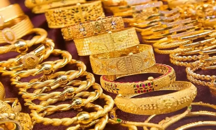 الذهب يتراجع مع ارتفاع الدولار