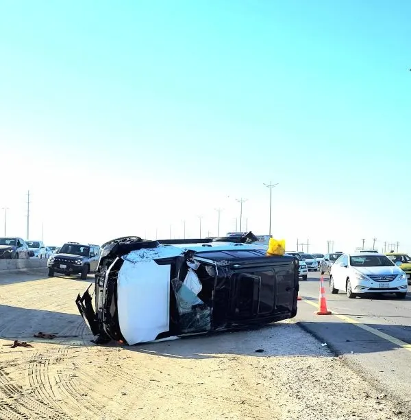 على طريق الظهران ـ الجبيل.. انقلاب سيارة في حادث جماعي قبل مدخل القطيف