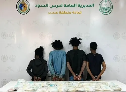 القبض على 4 مهربين إثيوبيين عسير.. يقظة أمنية تحبط تهريب 40 كيلو حشيش