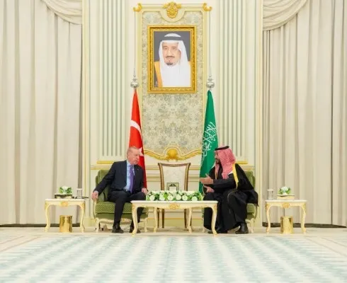 ولي العهد وأردوغان يبحثان العلاقات ومستجدات الأحداث