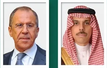 وزير الخارجية ونظيره الروسي يبحثان تعزيز التعاون