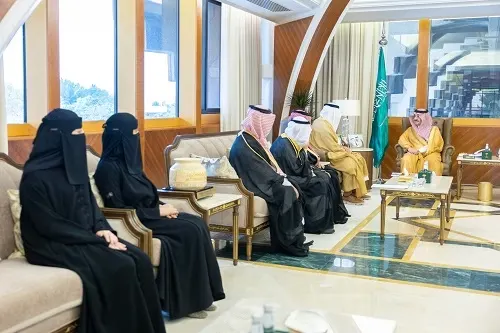 أمير الشرقية يطلع على برامج جمعية “رائد”