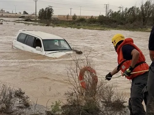 الدفاع المدني أنقذ شخصين احتجزا داخل سيارة القصيم.. نجا من السيل ليواجه غرامة 10 آلاف ريال