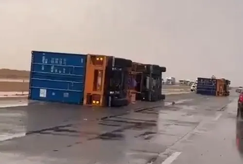 رياح هابطة.. انقلاب جماعي للشاحنات في طريق القصيم المدينة