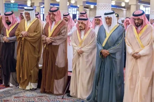 حشد من الأمراء يؤدون صلاة الميت على حرم الأمير سعود الفيصل