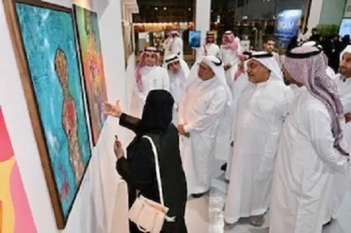 42 عملاً تشكيلياً في الدمام.. الحمود: معرض “مفارقة” تجربة تجمع العفوية والهندسة