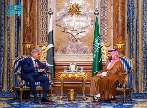 ولي العهد وشهباز شريف يبحثان المستجدات ويؤكدان الحلول الدبلوماسية