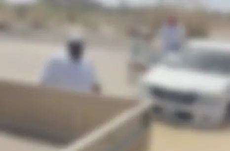 عسير.. ضبط سائقين جازفا بعبور الأودية