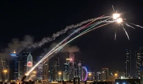 مواجهة هجمات صاروخية في الإمارات وقطر وصافرات إنذار في البحرين