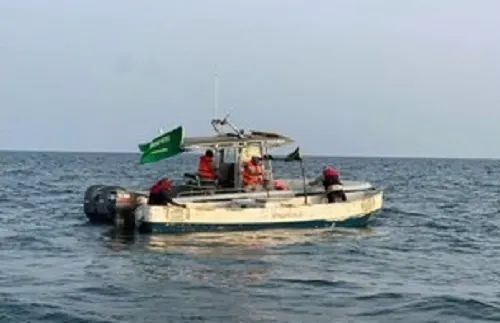 الليث.. إنقاذ مقيمين تعطل قاربهما