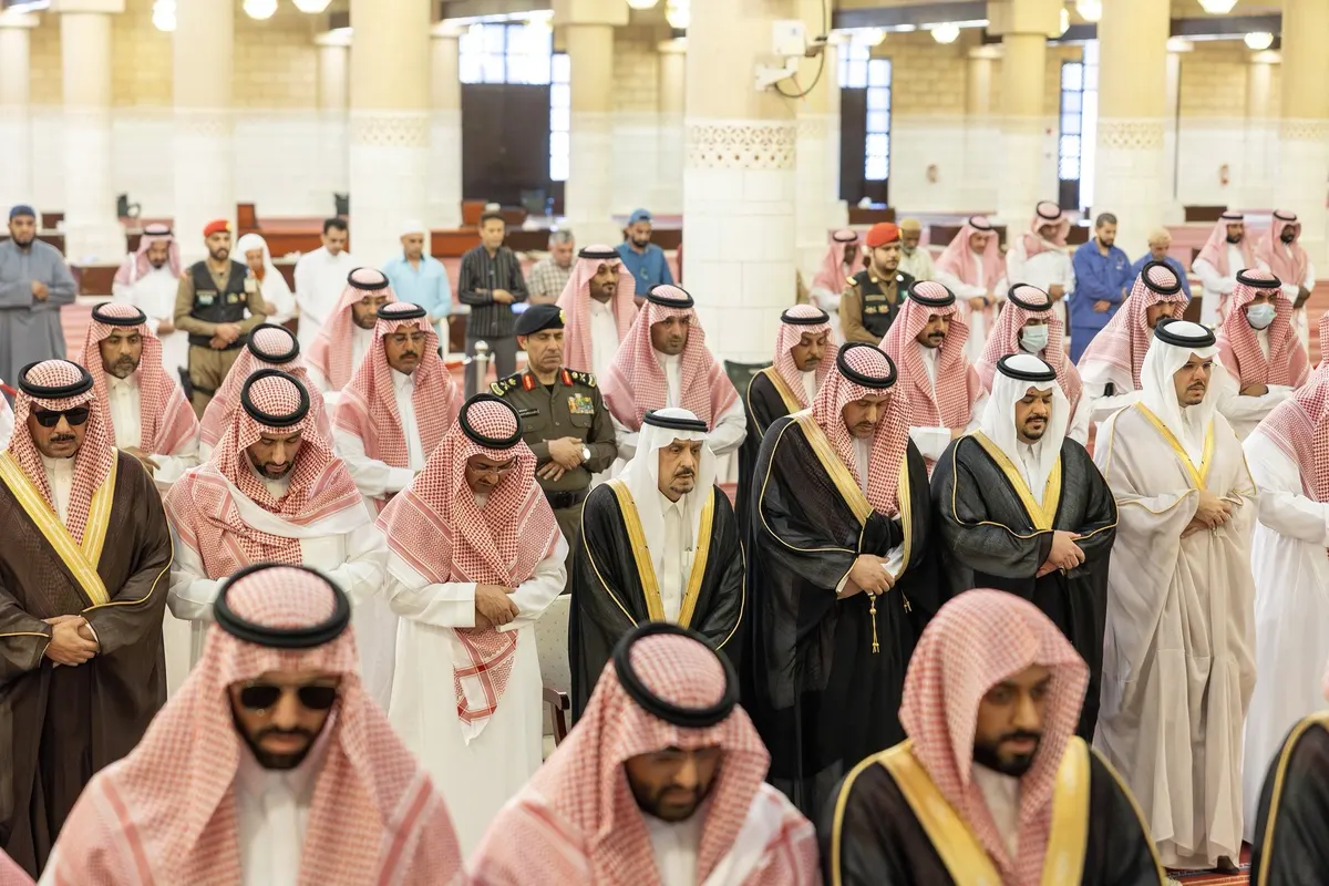 أمير الرياض ونائبه يؤديان الصلاة على الأمير محمد بن فيصل
