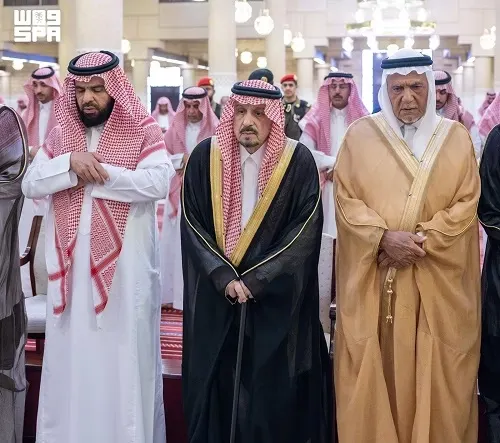 أمير الرياض يؤدي صلاة الميت على الأمير نواف بن نايف