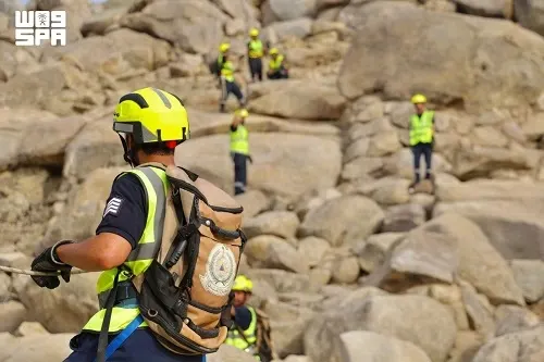 انتشار فرق الإنقاذ الجبلي في عرفات