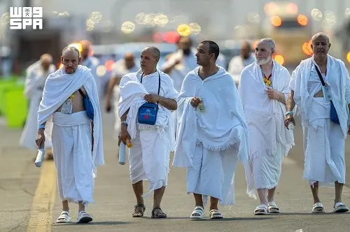 الحجاج يتوافدون إلى صعيد عرفات