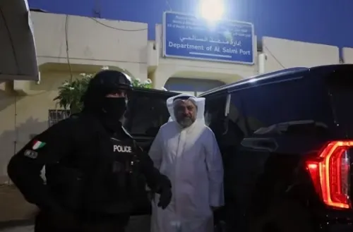 السعودية تسلم الكويت متهماً هارباً عبر منفذ السالمي