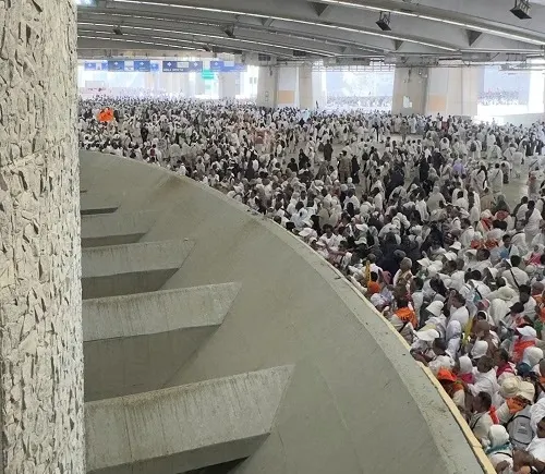 الحجاج يرمون جمرة العقبة يوم النحر
