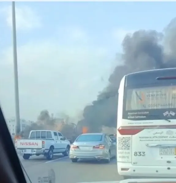 احتراق شاحنة يربك حركة طريق أبو حدرية