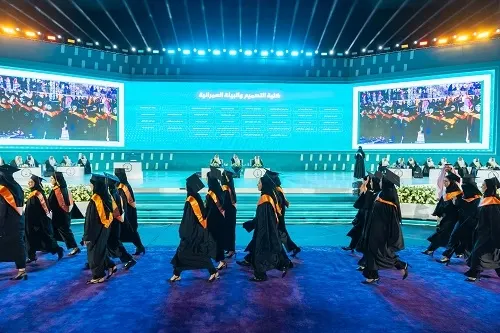 إلى جانب “الخريجين”.. أول مسيرة “خريجات” في جامعة الملك فهد منذ تأسيسها