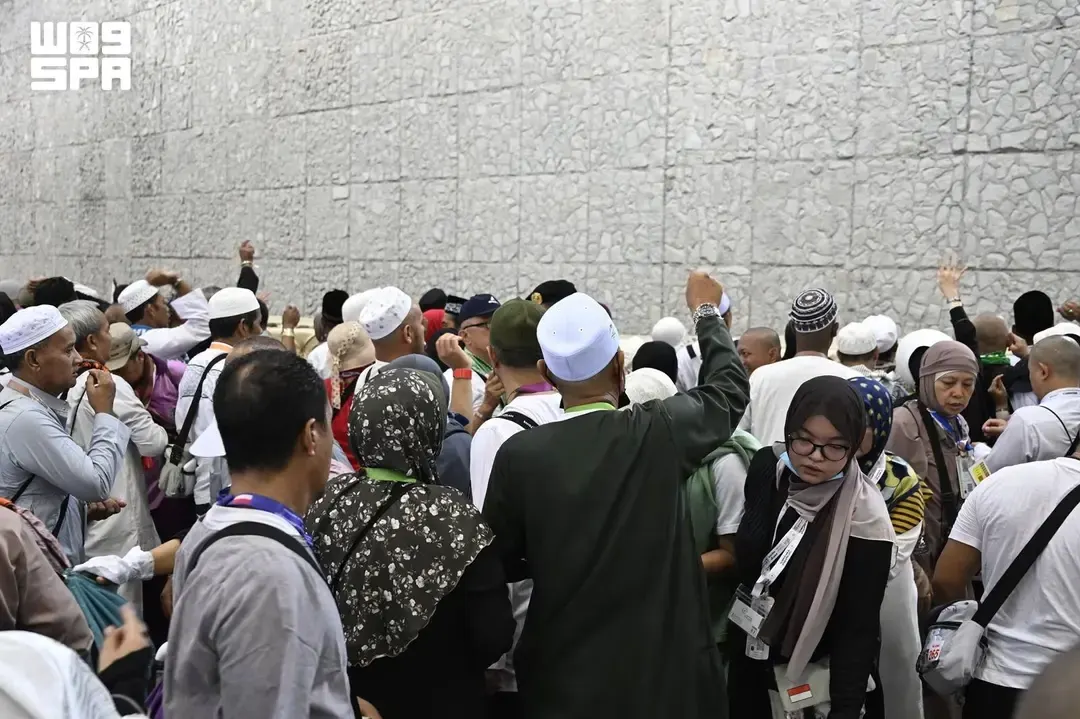 الحجاج يواصلون رمي الجمرات في آخر أيام الحج