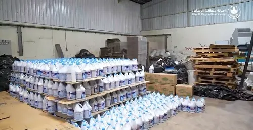 الرياض.. ضبط 10 آلاف لتر منظفات ومواد مغشوشة
