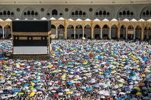 الحجاج يؤدون طواف الإفاضة
