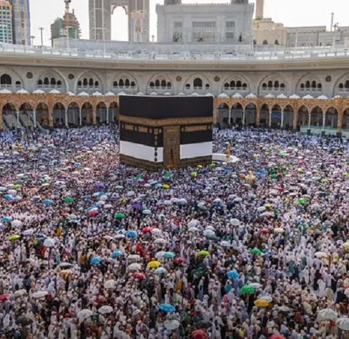 الحجاج المتعجلون يؤدون طواف الوداع