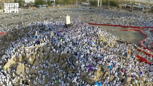 اكتمال تصعيد الحجاج إلى مشعر عرفات