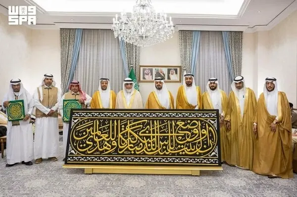 نائب أمير مكة يُسلّم كسوة الكعبة لسدنة بيت الله الحرام