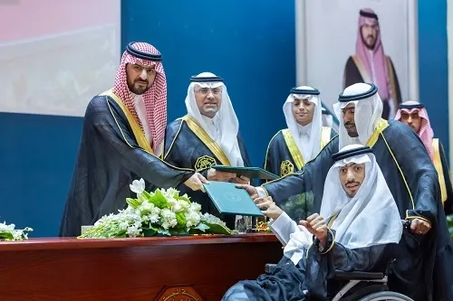 برعاية سعود بن بندر.. كلية المجتمع تزف 216 خريجاً