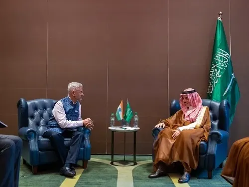 وزير الخارجية يبحث مع نظيره الهندي المستجدات الإقليمية والدولية