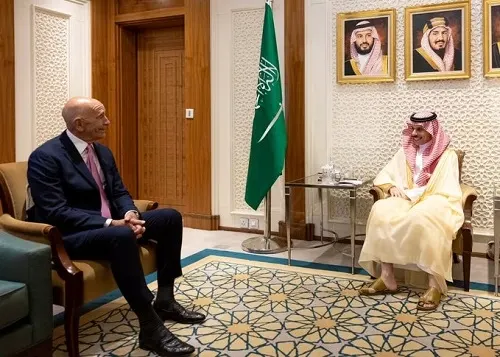 بن فرحان ومبعوث الأمم المتحدة يبحثان مستجدات سوريا