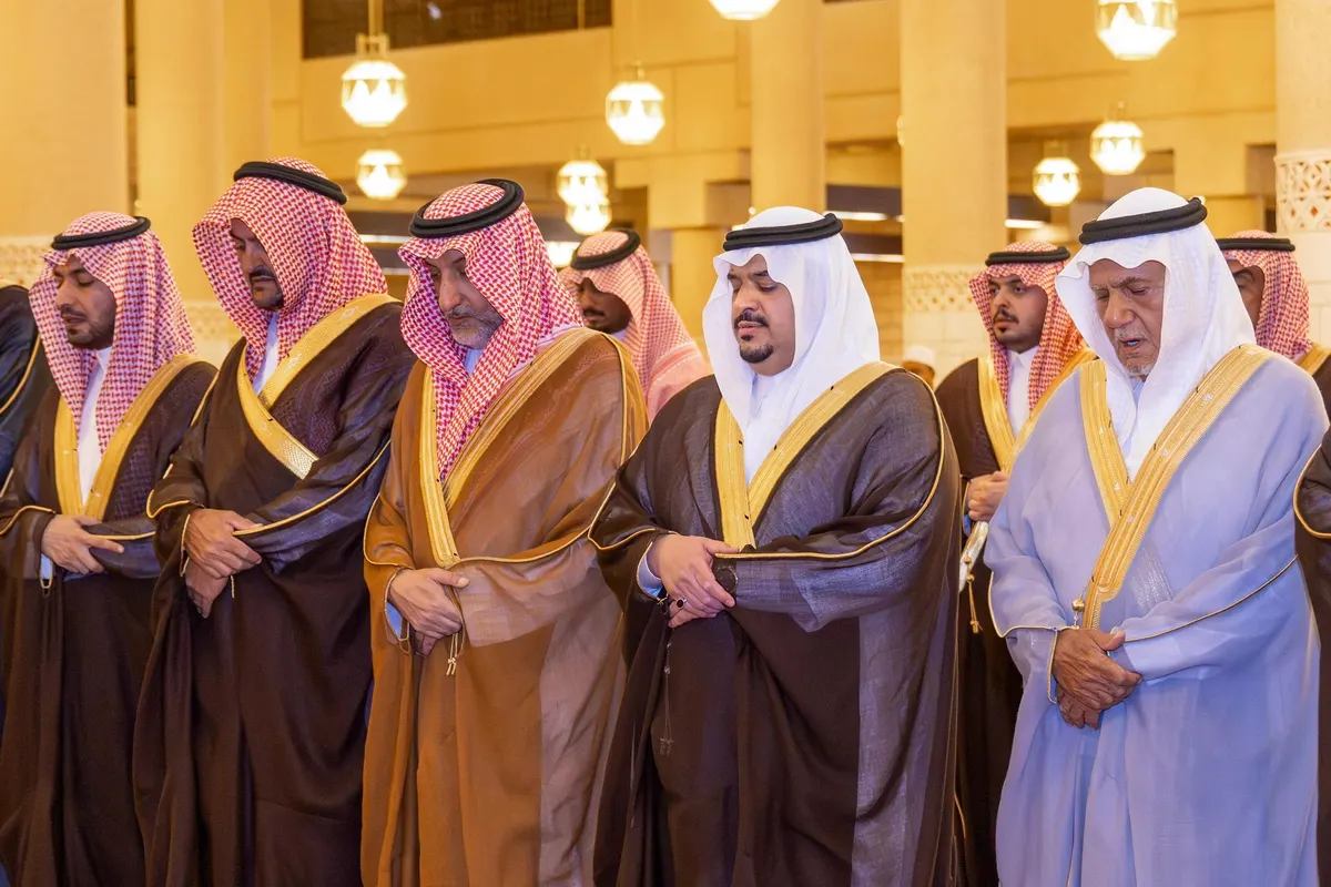 نائب أمير الرياض يؤدي الصلاة على حسان ياسين