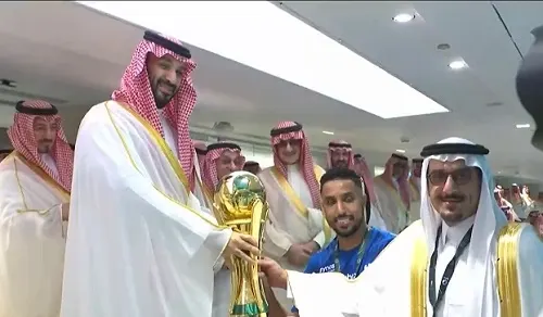 ولي العهد يتوج الهلال بكأس الملك